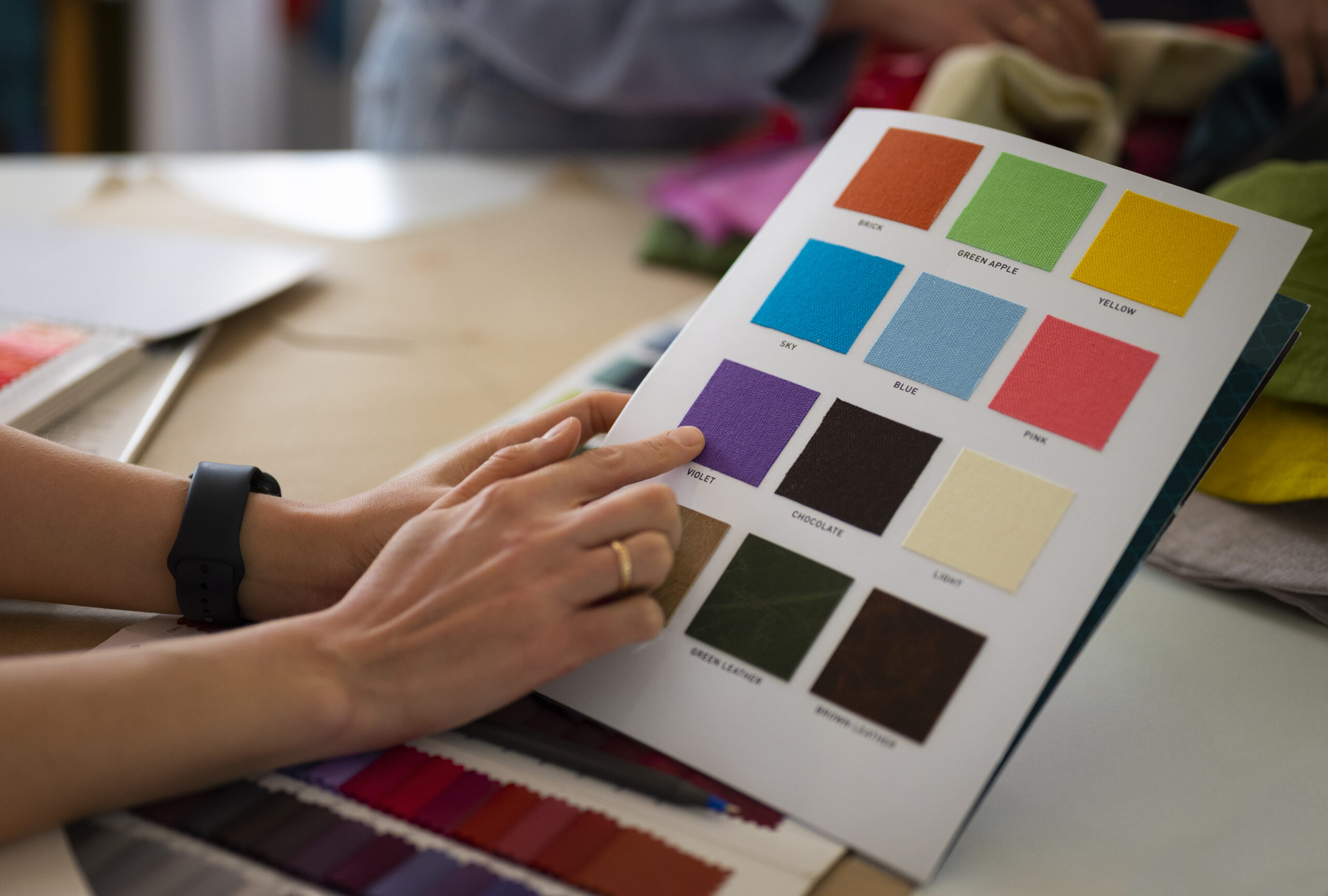 side-view-woman-with-color-palette